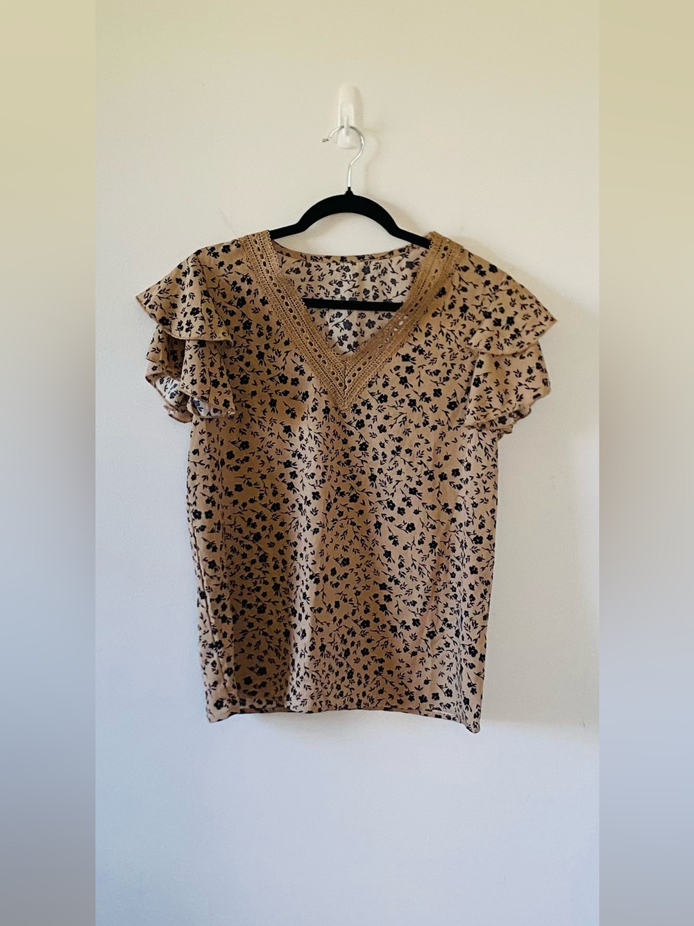 Women’s V-Neck Ruffle Sleeve Floral Top Size M NWOT Cottagecore Coquette